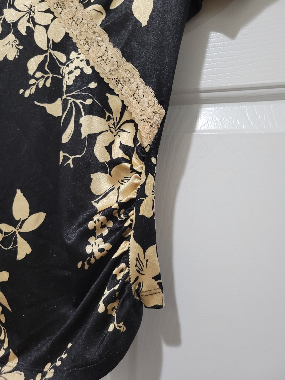 Vintage Forever 21 Black Top with Cream Floral Print & Lace Trim - Picture 5 of 13